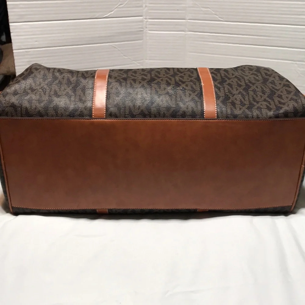 NX signature logo weekender, fully lined with inside zipper pocket. - Picture 5 of 9